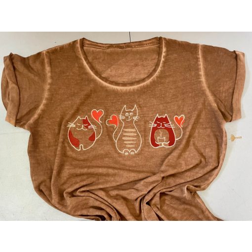 Három cica női hímzett póló