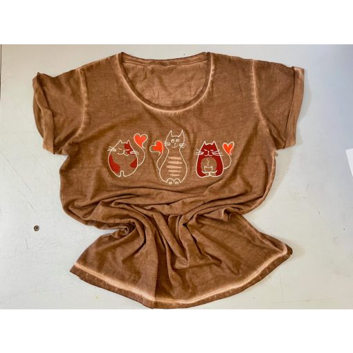 Három cica női hímzett póló