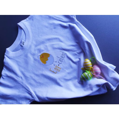 Egg-celent hímzett póló