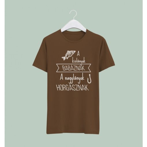 A kislányok babáznak, a nagylányok horgásznak póló