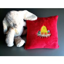 Csibés hímzett párna