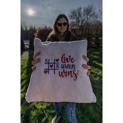 Love always wins hímzett párna