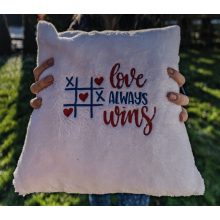 Love always wins hímzett párna