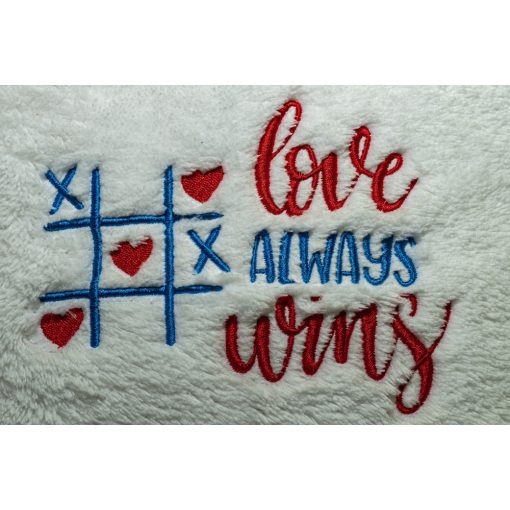 Love always wins hímzett párna