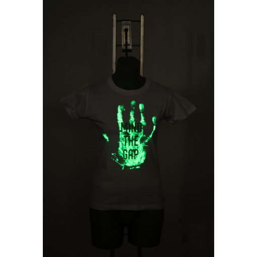Mind a gap sötétben világító mintájú póló 