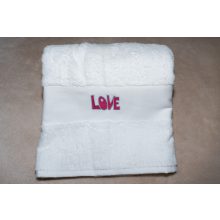 Love hímzett törölköző