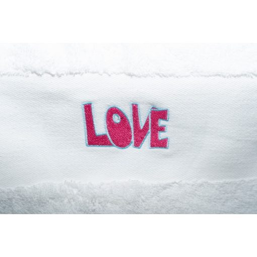 Love hímzett törölköző